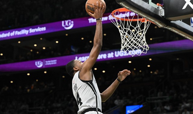 体育比赛直播-飞狐碎敌！福克斯末节连取12分！全场13中10&amp;6三分砍31分5板5助！